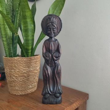 Houten sculptuur van de Heilige Maagd Maria. beschikbaar voor biedingen
