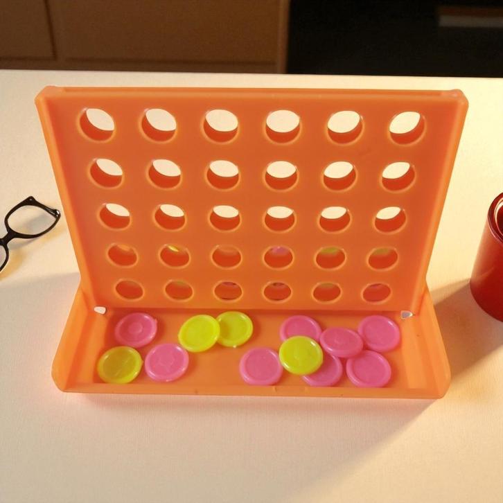 4 op een rij spel , oranje mini formaat 7,5cm x 4,5cm, Hobby en Vrije tijd, Gezelschapsspellen | Bordspellen, Nieuw, Een of twee spelers