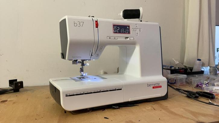 Bernina bernette b37 naaimachine electronic digital lcd, Hobby en Vrije tijd, Naaimachines en Toebehoren, Zo goed als nieuw, Naaimachine