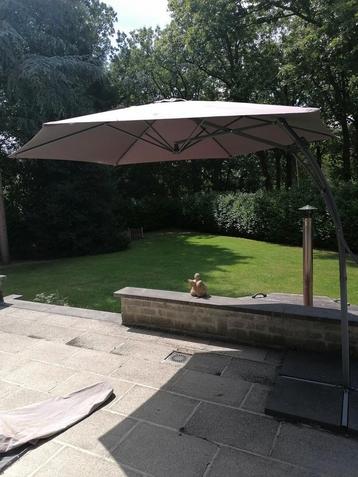 Parasol met hoes en tegels beschikbaar voor biedingen