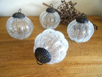 4 boules de Noël, modèle pumpkin. Verre craquelé