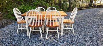 table en bois avec 6 chaises beschikbaar voor biedingen