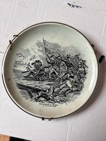(A) Antiek Boch Frères wandbord – “Bonaparte à Arcole 1796” beschikbaar voor biedingen