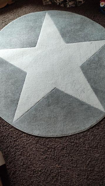 Rond sterren tapijt. Leuk voor op de kinderkamer  beschikbaar voor biedingen