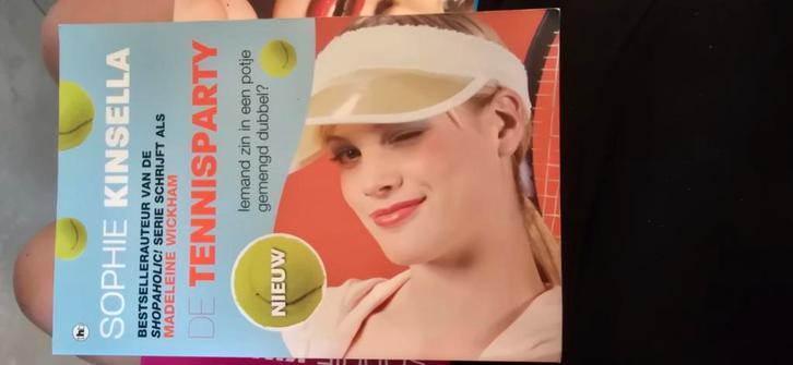 Sophie Kinsella - De tennisparty, Boeken, Literatuur, Zo goed als nieuw, Ophalen of Verzenden