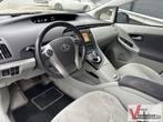 Toyota Prius 1.8 Dynamic | Climate | Cruise | Navi | Camera, Auto's, Automaat, Bedrijf, Berline, Grijs