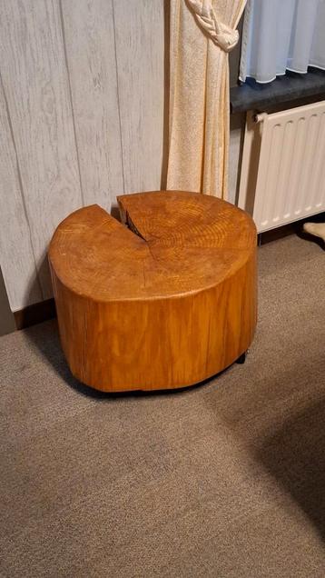 Grote massieve eiken tafel (verplaatsbaar met wielen) beschikbaar voor biedingen