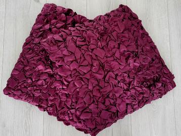 2 sierkussens materiaal 100% polyster, satijnachtig 45x45x4 beschikbaar voor biedingen