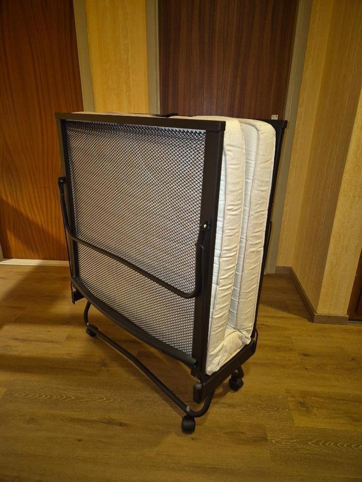 Opklapbed: Inklapbaar bed met matras en topper, 90x200cm, Huis en Inrichting, Slaapkamer | Bedden, Zo goed als nieuw, Eenpersoons