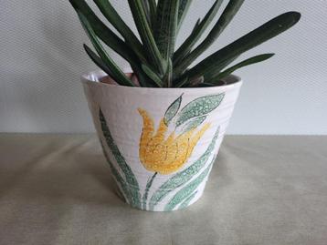 Grote vintage bloempot met bloemen beschikbaar voor biedingen