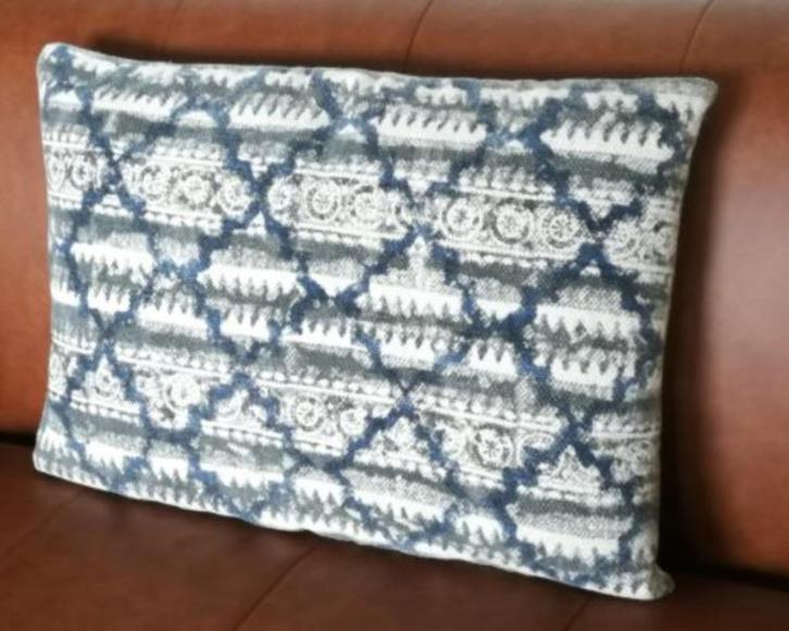 KUSSEN N3 – rechthoekig +/- 55 x 40, Huis en Inrichting, Woonaccessoires | Kussens, Zo goed als nieuw, Blauw, Rechthoekig, Ophalen of Verzenden