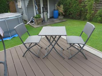 Table de jardin en rotin avec 2 chaises pliantes en bon état, Rotin, Chaise, Salons de jardin, Enlèvement