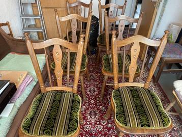 Six chaises en bois massif avec coussins assortis