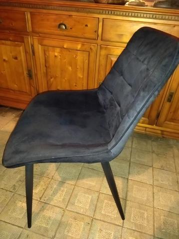 4 chaises en daim le roi de meuble beschikbaar voor biedingen