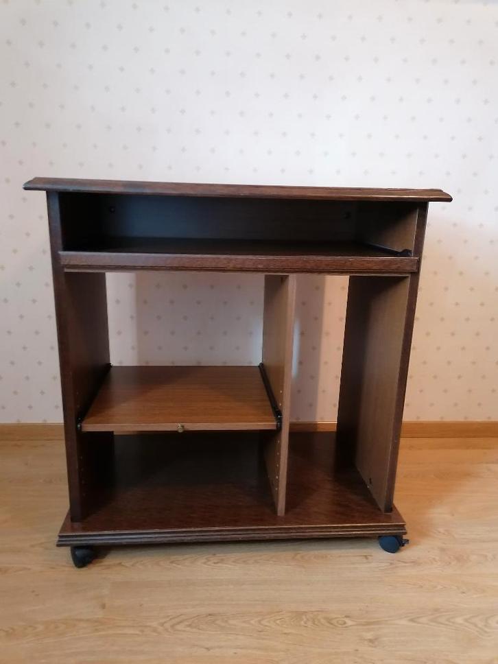 Stijlvolle computertafel in donkere eik op wieltjes., Huis en Inrichting, Bureaus, Zo goed als nieuw, Ophalen