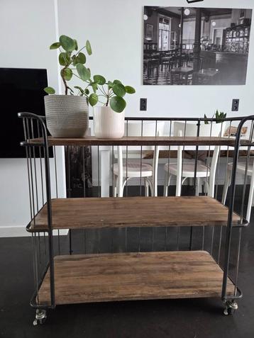 Rolwagen voor plantjes op te zetten. beschikbaar voor biedingen