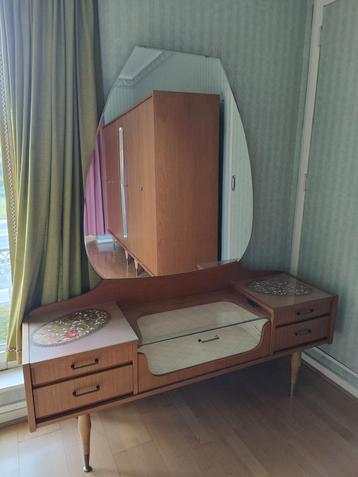 Mid-Century kaptafel beschikbaar voor biedingen
