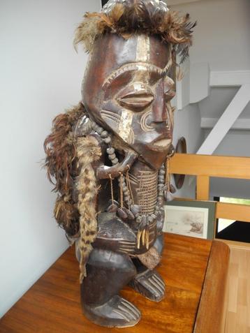 Statue africaine de guérisseur traditionnel (85 cm) disponible aux enchères