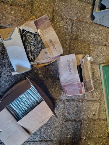  Spijkers  dakplaatnagels nieuw 3 dozen  beschikbaar voor biedingen