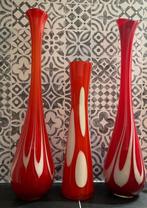 Set 3x grote hoge designer vazen rood wit art design merk, Huis en Inrichting, Woonaccessoires | Vazen, Ophalen, Nieuw, Rood, Glas