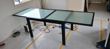 Eettafel met stalen frame en gezandstraald glas beschikbaar voor biedingen