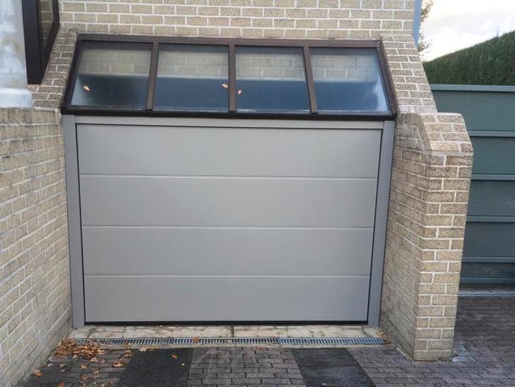 Sectionale poort, Doe-het-zelf en Bouw, Rolluiken, Zo goed als nieuw, 200 cm of meer, 200 cm of meer, Grijs, Elektrische bediening