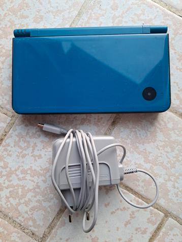 Console dsi xl bleue avec chargeur. Pas de stylet et pas de 