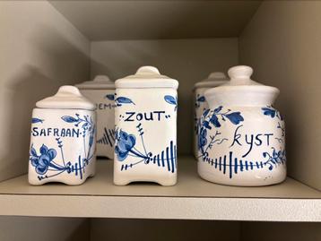 Decoratieve voorraadpotjes in ‘Delfts Blauw’ stijll beschikbaar voor biedingen