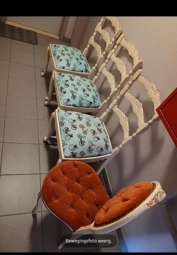 3 stoelen gewoon, 1 antieke stoel  beschikbaar voor biedingen