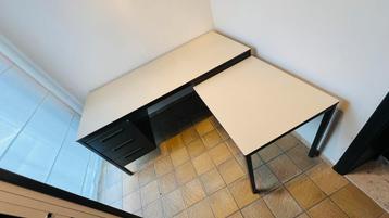 Mooi degelijk hoekbureau met ladekast beschikbaar voor biedingen