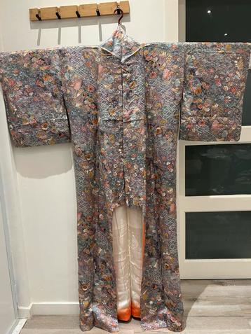 Japanse zijden kimono paars geweven met bloemenpatronen beschikbaar voor biedingen