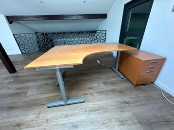 Bureau avec armoire à tiroirs sur roulettes et grande armoir disponible aux enchères