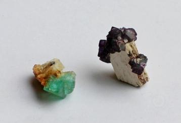 2 minis (1 fluorite verte et 1 violette) d'Erongo en NAMIBIE