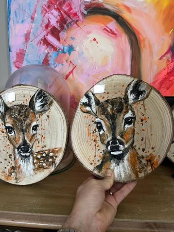 Peintures de cerfs sur des disques d'arbres