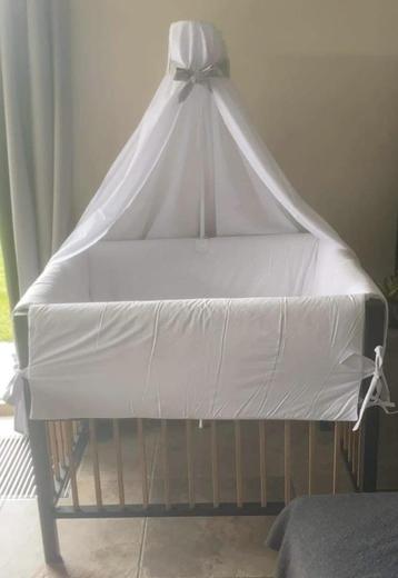 Babywiegje-bedje te koop Met ledikant beschikbaar voor biedingen