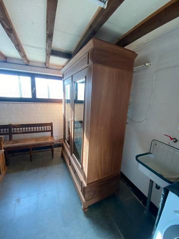 Kleerkast volledig in orde gezet gaat perfect open en dicht beschikbaar voor biedingen