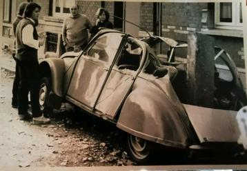 2 CV Citroën, legendarische foto aardbeving in 1983 Luik  beschikbaar voor biedingen