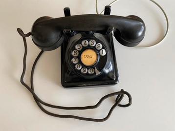 Oude schijftelefoon met draaitafelefoon beschikbaar voor biedingen