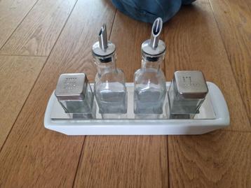 Ensemble saliere poivriere huile + vinaigre beschikbaar voor biedingen