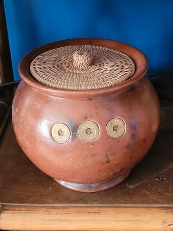 Ancien pot oriental avec incrustation de vieilles pièces