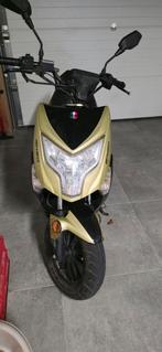 Scooter gts a klasse van 2022 rijd perfect alle papieren bij, Fietsen en Brommers, Ophalen, Klasse A (25 km/u), Zo goed als nieuw