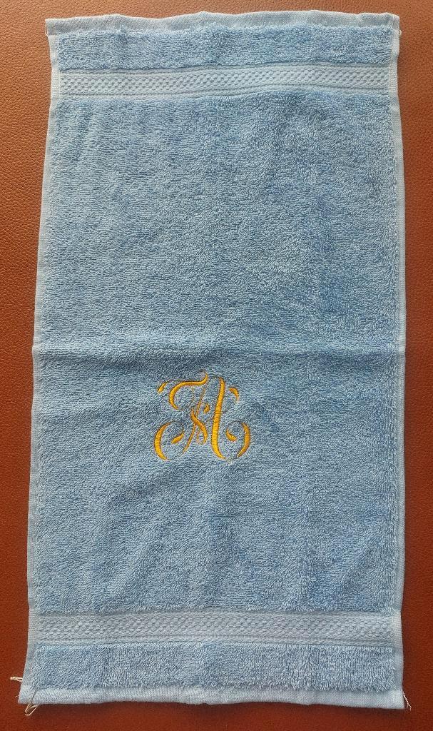 Serviette invité bleu vif avec lettre brodée jaune doré ., Maison & Meubles, Salle de bain | Linge de bain & Accessoires, Neuf