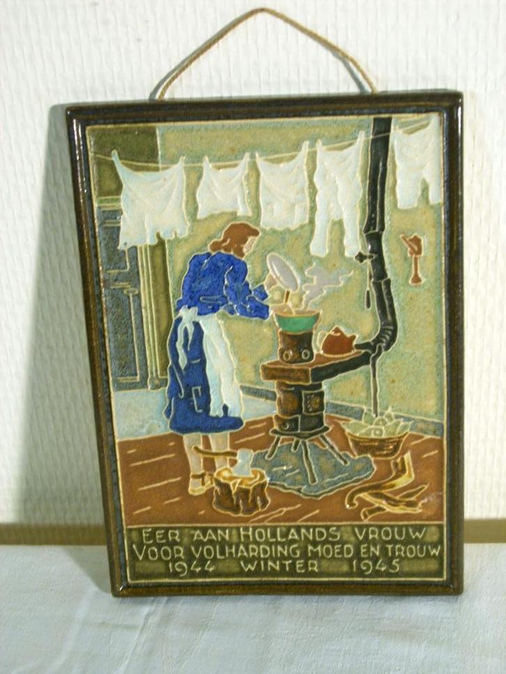 De Porceleyne Fles cloisonné tegel Eer aan Hollands vrouw, Antiek en Kunst, Curiosa en Brocante, Ophalen of Verzenden