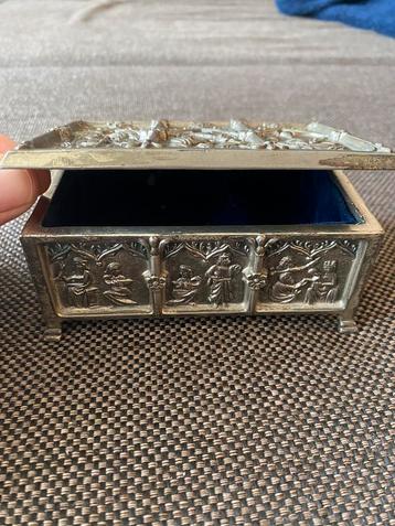 Boîte à bijoux ancienne avec scènes gothiques