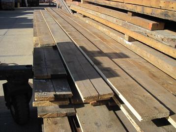 Le plancher en bois utilise de vieilles planches de parquet 