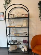 Étagère de vitrine, Enlèvement