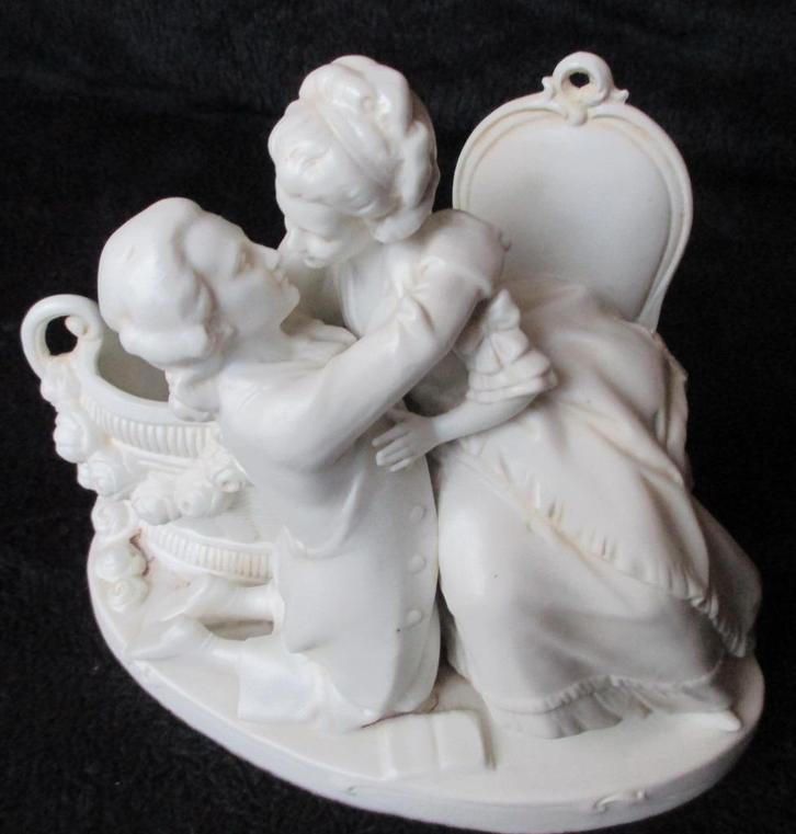 Beeld in Biscuit, koppel verliefden , in prima staat, Antiek en Kunst, Curiosa en Brocante, Ophalen of Verzenden