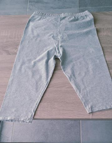 Lichtgrijze joggingbroek beschikbaar voor biedingen