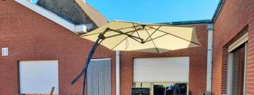 Grote parasol beschikbaar voor biedingen