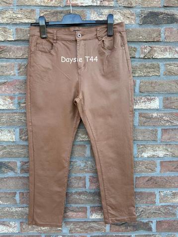Pantalon camel 7/8 T44 en cuir synthétique très bon état disponible aux enchères